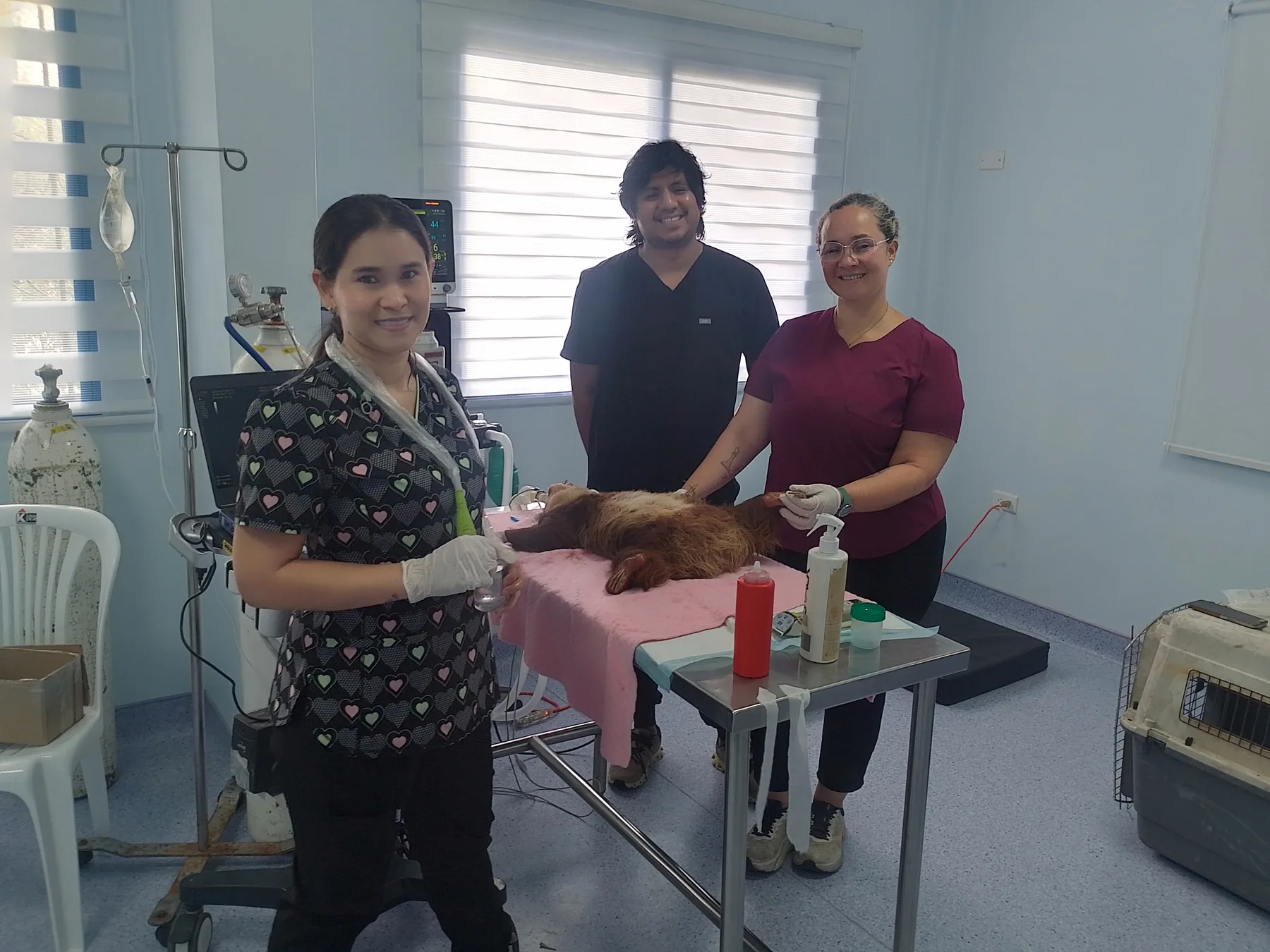 Equipo junto a un individuo evaluado